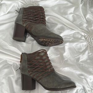 Stylish Ankle Boots with Brown Accents